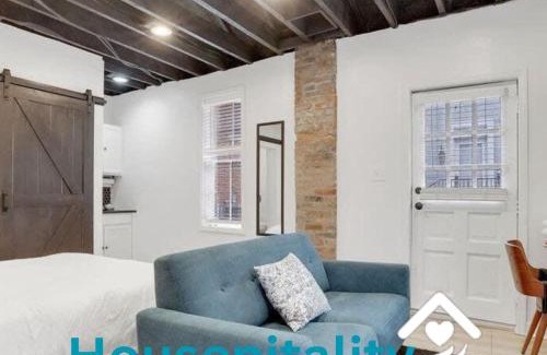 German Village Apartment | Housepitality - The Reichstag Suite - Modern