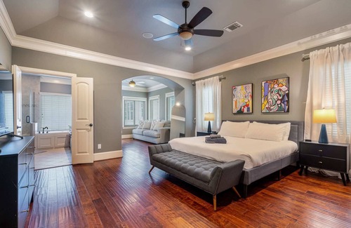 Greater Heights House | Houston Centrally Located w/ Backyard Pool Retreat
