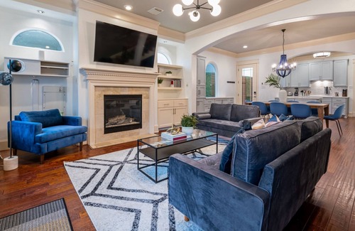 Greater Heights House | Houston Centrally Located w/ Backyard Pool Retreat