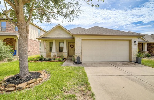 Houston House | Houston Home w/Fenced Yard & Swing Set!