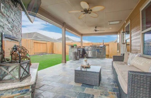 Houston House | Houston Sophisticated 4 room home W/Backyard Escape