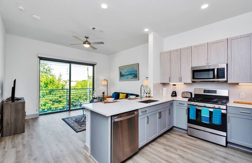 Greenway Plaza-Upper Kirby Apartment | Houston Upper Kirby Luxury Apt w/Pool Gym, Meeting Rm etc