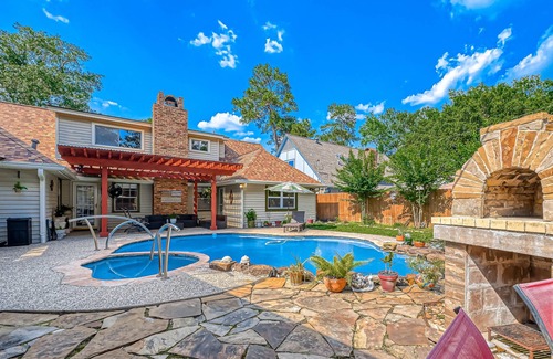 Spring Branch West Villa | Houston’s 4BR and 2B with Pool