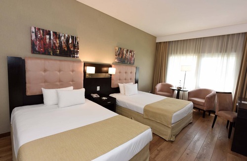 Tristan Suarez Hotel | Howard Johnson by Wyndham Ezeiza Convention Center