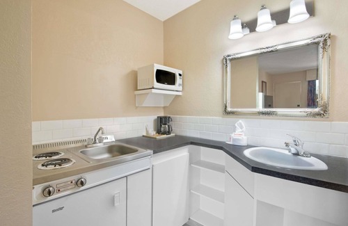 Red Deer Hotel | Howard Johnson by Wyndham Red Deer