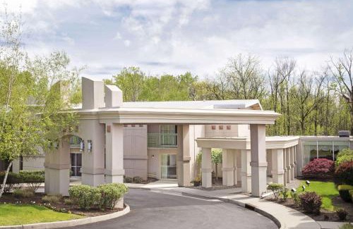 Newburgh Hotel | Howard Johnson by Wyndham Newburgh
