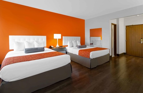 Waukegan Hotel | Howard Johnson by Wyndham Waukegan Great Lakes