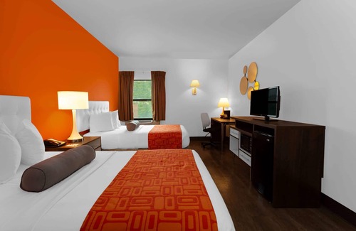 Waukegan Hotel | Howard Johnson by Wyndham Waukegan Great Lakes