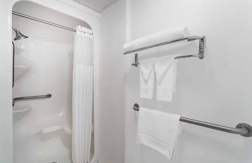 Waukegan Hotel | Howard Johnson by Wyndham Waukegan Great Lakes