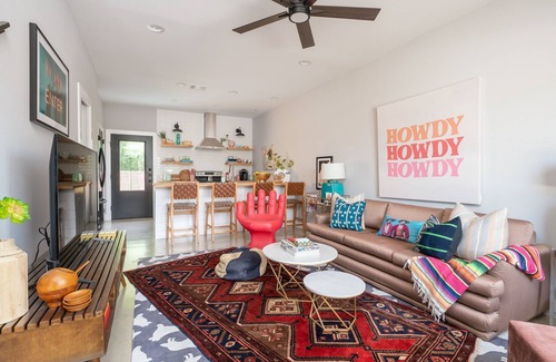 Downtown House | HowdyHouse: Designer Townhouse in Historic FOODIE Bryan Minutes to Kyle Field