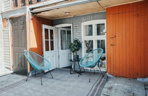 La Petite-Patrie Apartment | HRésidences: Cozy Heritage St André Apt Mtl