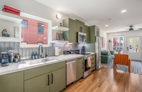 Greater East End Apartment | Htown Eclectic Funk Vibe Unit B