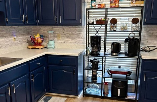Fayetteville House | Hub of The Town - Home Away Vibes-king size Comfort
