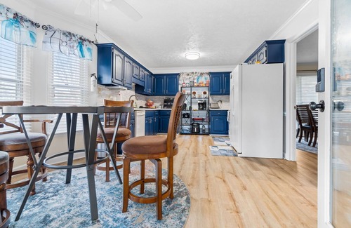 Fayetteville House | Hub of The Town - Home Away Vibes-king size Comfort