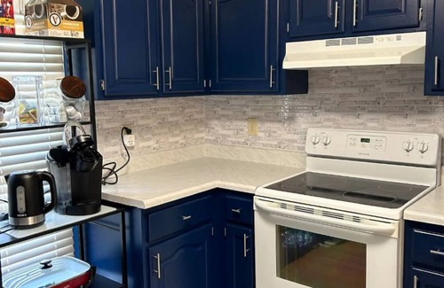 Fayetteville House | Hub of The Town - Home Away Vibes-king size Comfort