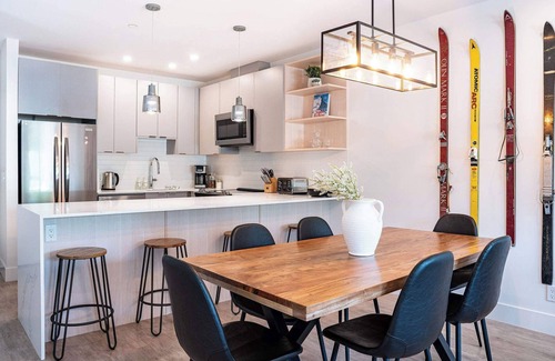 Revelstoke Apartment | Huckin' Harry's Summa