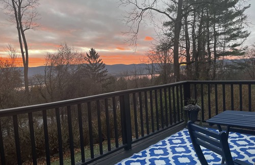 Middle Hope Apartment | Hudson River View Suite-idyllic getaway with fireplace & private deck-75 min NYC