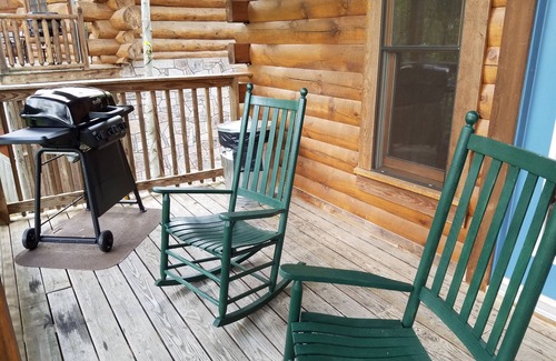 Gatlinburg Cabin | Huge 1MBR/2BA, sleeps 8, Pet Friendly, Pool, Mt view