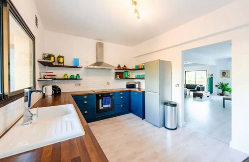 Germasogeia Apartment | Huge 225 sqm luxury apartment by the sea with pool & balcony