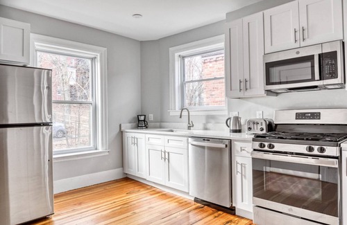 Aspinwall Hill Apartment | Huge 3b in desirable & quiet area. Near grocery and T-stop by Blueground