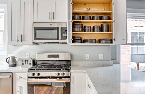 Aspinwall Hill Apartment | Huge 3b in desirable & quiet area. Near grocery and T-stop by Blueground