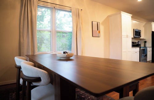 Richmond House | Huge 3BD 3.5BA townhome in Bryd Park with Patio!