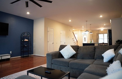 Richmond House | Huge 3BD 3.5BA townhome in Bryd Park with Patio!