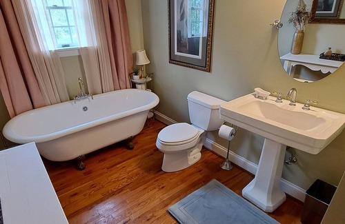 Lexington House | HUGE 3BR HOUSE ON 8 ACRES. AMAZING PORCHES, POOL TABLE, & NO EXTRA FEES! YAY!