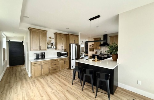 Cicero House | Huge 4BR Lake House | Lake Front | Hot Tub | Pets