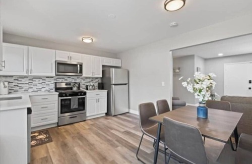 Des Plaines House | Huge 4BR w/Yard | Sleeps 8 | LCP Collection