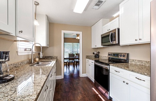Broadmoor House | HUGE 5 BDRM 2BATH HOME IN A GREAT QUIET NEIGHBORHOOD SHERWOOD FOREST