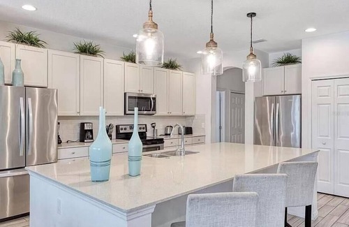 Loughman House | Huge 5 Star Resort Villa 30+ Guests - Resort/Pool/Spa/Game Room/Near Parks!