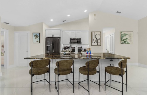 Willoughby Acres House | Huge 5BR Heated Pool, BBQ, 3 Suites Nr Beaches,Pets OK