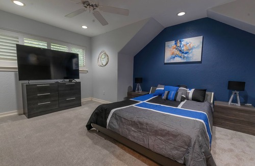 Houston House | Huge 6 Bedroom with Pool, Spa, 85" TV, Air Hockey, Pool Table, Ping Pong, BBQ