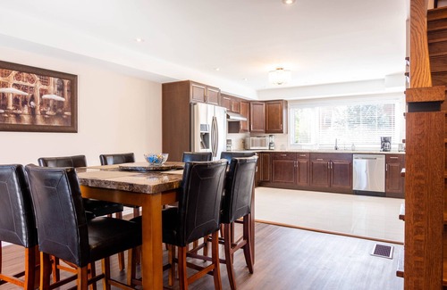 Rosemount House | HUGE 7-Bdrm Duplex in the Heart of Kitchener