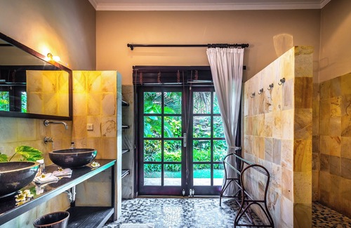 Dencarik Villa | Huge beachfront villa with direct access to the beach!