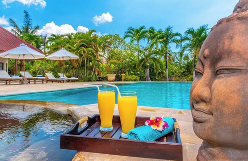 Dencarik Villa | Huge beachfront villa with direct access to the beach!