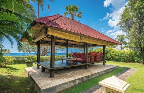 Dencarik Villa | Huge beachfront villa with direct access to the beach!