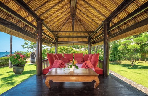 Dencarik Villa | Huge beachfront villa with direct access to the beach!