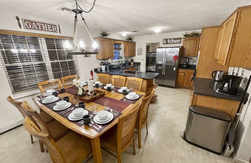 Tamiment House | Huge Comfy Lakefront : Kayaks, Gamerooms, Firepit, Pet Friendly, Bushkill Falls!