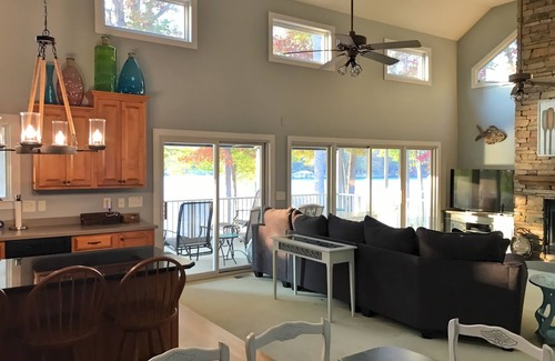Wise House | HUGE cove, DEEP water, KAYAKS, SUPs, fire pit & game room