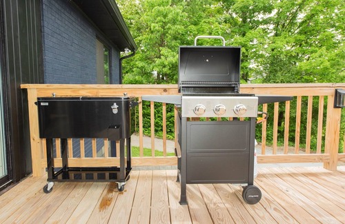 Mount Saint Joseph House | Huge Deck - Game Room - Grill - Family Friendly