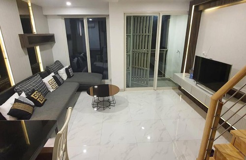 Medan Apartment | Huge Family Room 94m2 Jati Junction - Pool & Gym