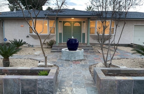 Clovis House | HUGE Family/Team/Group Luxury Home, Pets & Wheelchair Friendly, Sleeps 13-18