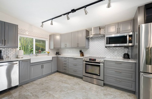 Poinsettia Heights House | Huge Heated Pool! HotTub,Fire Pit,Ice Bath,Putting Green,N64,5 Mins to the Beach