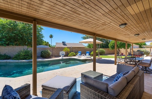 East Mesa House | HUGE, heated pool. Family friendly, toys for all! Big & beautiful backyard!
