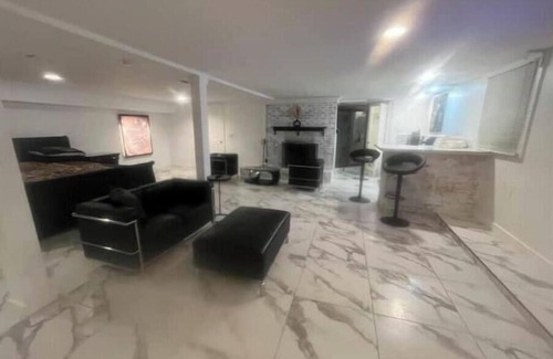 Collier Heights Apartment | HUGE-INTOWN STUDIO SUITEw/fireplace&DbleRainShower
