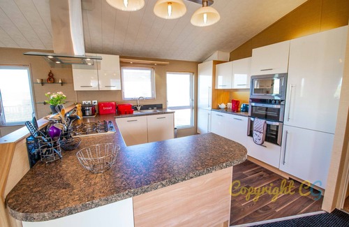 Camber House | Huge Lodge Sleeps 8 - Camber Sands Holiday Park - Views of Marsh - Washing Machine / Dishwasher