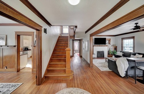 Near South House | 🍸🫒HUGE Luxurious 6BR+ Historic Gem by UNL Huskers: VRBO Lincoln NE - Pets OK