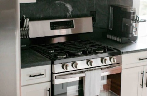 Court House Hill House | Huge Luxury House - 4 king beds, fire pit, grill